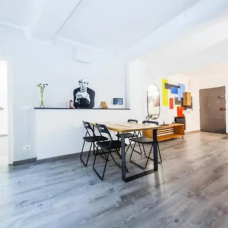 Midway Home, Nel Centro Storico Di