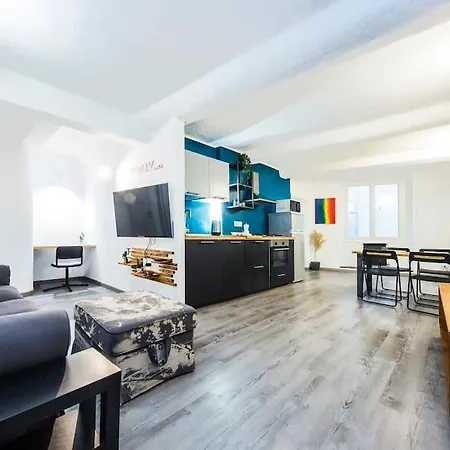 Midway Home, Nel Centro Storico Di